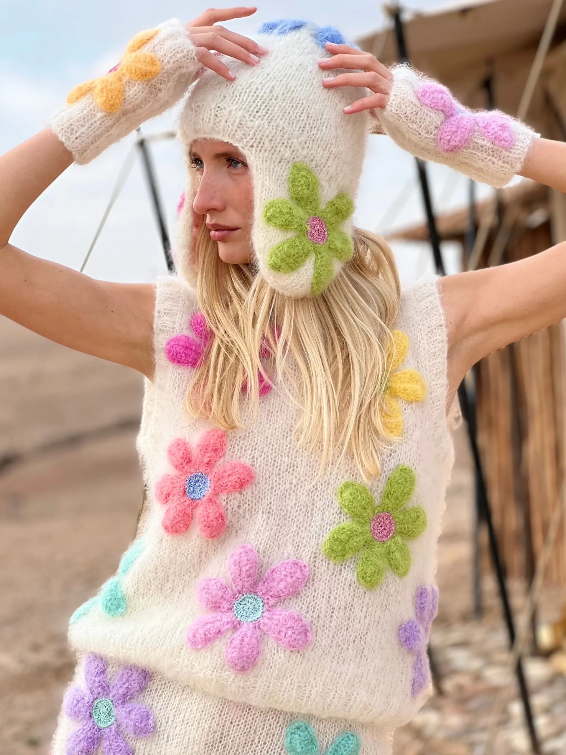 CHAPKA & MITTENS FREE FLOWERS ECRU