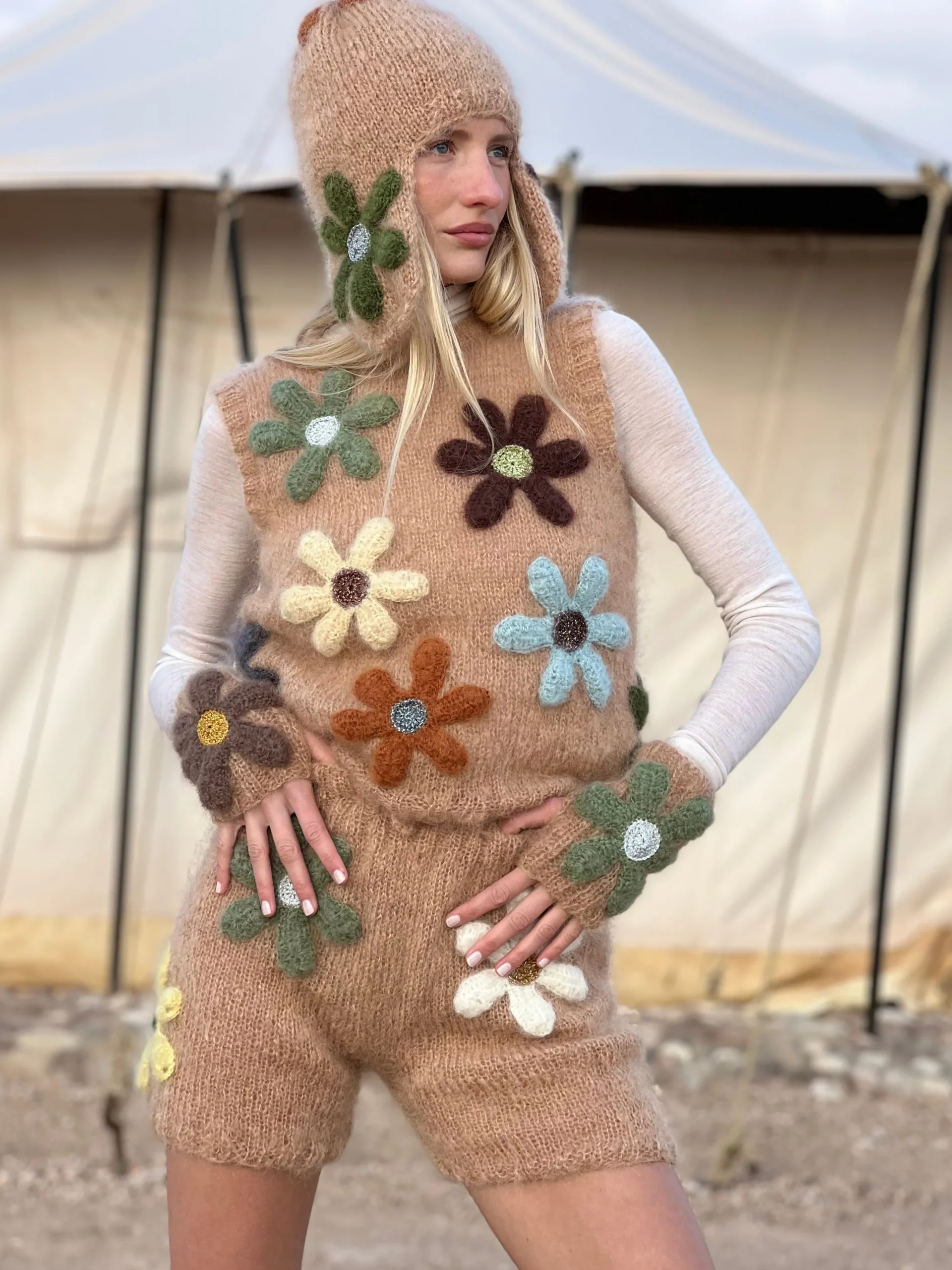 SHORT FREE FLOWERS BEIGE