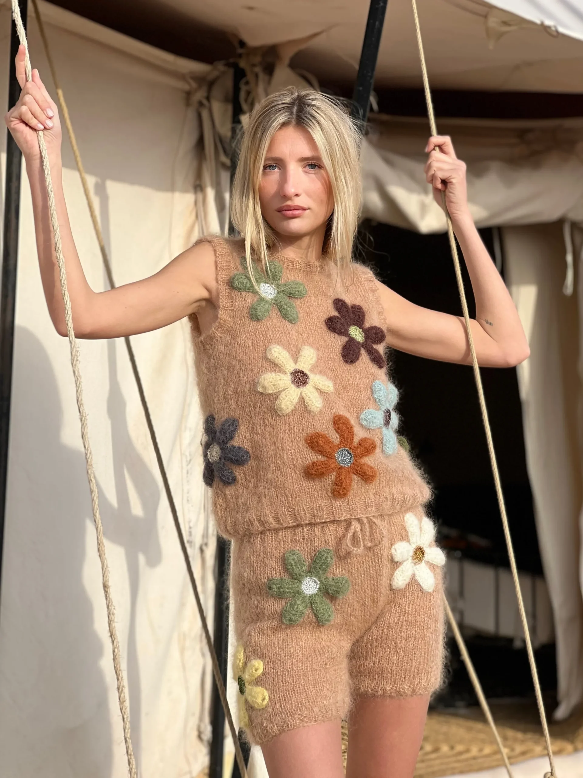 TOP FREE FLOWERS BEIGE