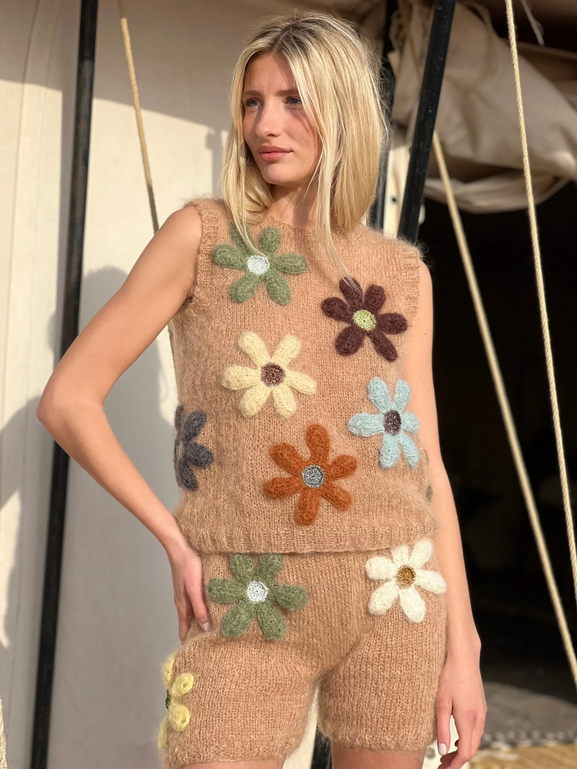 TOP FREE FLOWERS BEIGE